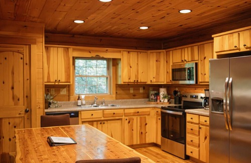 White Haven Cabin | River front cabin with NEW game room/hot tub/sauna in Pocono mountains
