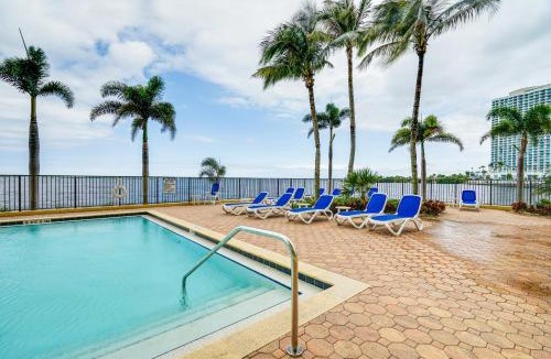 East 1st Street House | Riverfront Fort Myers Condo w/Community Amenities