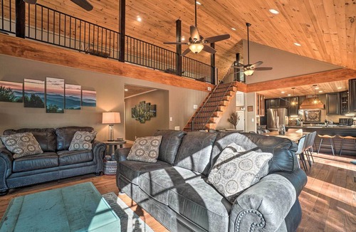Lakemont Cottage | Riverfront Tallulah Falls Cabin w/Hot Tub!