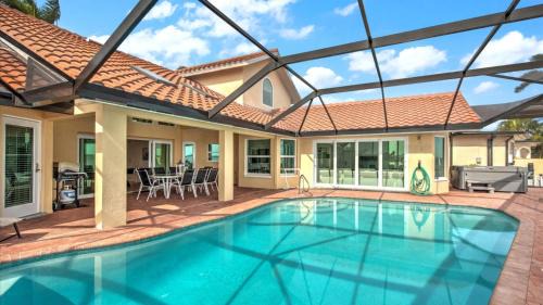Caloosahatchee Villa | Riverhouse King - Cape Coral Riverfront Escape