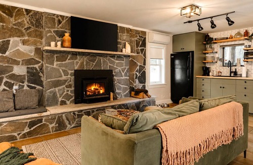 Pond Eddy Cabin | Rivers Ledge Cabin with Sauna and Hot Tub