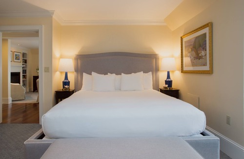 Country Club Estates Hotel | Romantic Club Suite | Window Seat & Fireplace