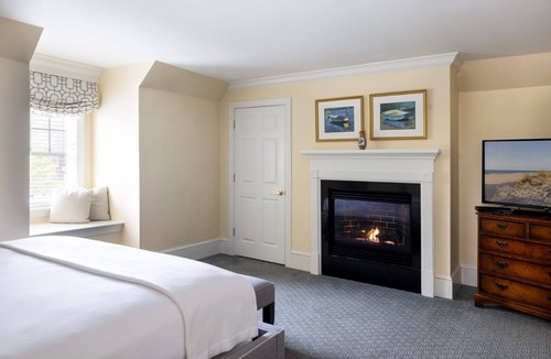 Country Club Estates Hotel | Romantic Club Suite | Window Seat & Fireplace