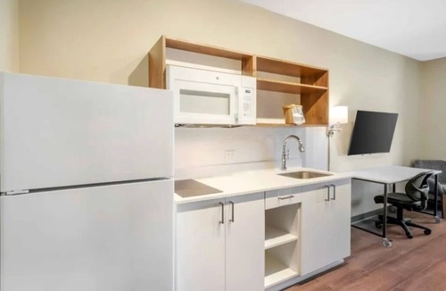 Biggar Hotel | Romantic Retreat | Elegant Suite | Free Breakfast | Outdoor Pool | Kitchen