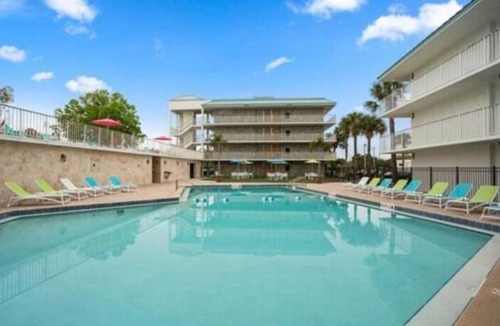 Historic Downtown Kissimmee Hotel | Royal 6 Wonderful Apart/Hotel with pool