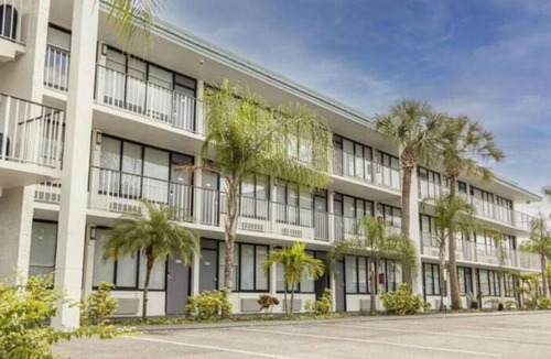 Historic Downtown Kissimmee Hotel | Royal 7 Wonderful Apart/Hotel with pool