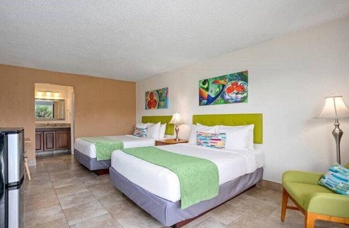 Historic Downtown Kissimmee Hotel | Royal Park Orlando Peaceful Room with 2 DBL Beds and Pool