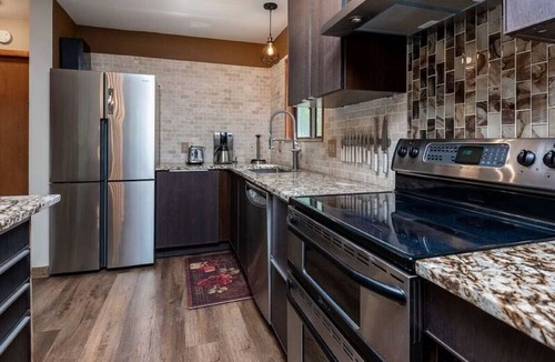 Bushkill Cabin | Rustic Ski Retreat! 2 min. walk to Ski Slopes, 6TVs, Linens, Wi-Fi, A/C, Firepit