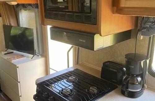 LaBelle House | RV Getaway + lots of outdoor space under the oaks & evening around the fire pit