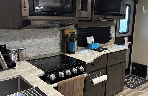Tropic House | RV in Art District and Close to the BEACH! Pool & Hot-Tub & Fenced/Pet-Friendly!