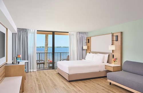 Port Saint Lucie Hotel | Sandpiper Bay King Room Breakfast, Pool & Gym