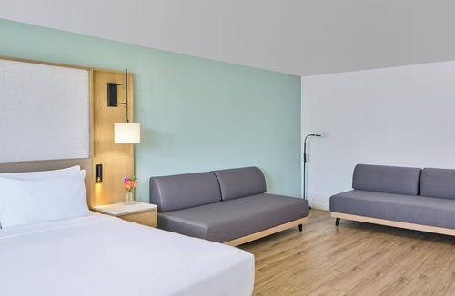 Port Saint Lucie Hotel | Sandpiper Bay King Room Breakfast, Pool & Gym