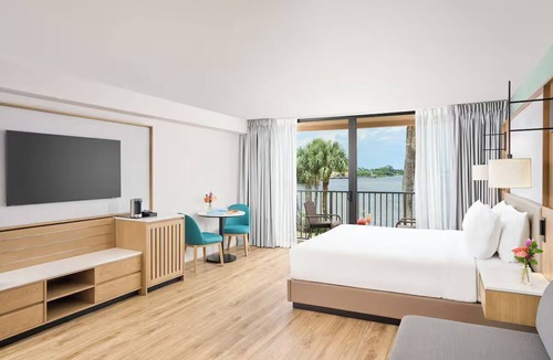 Port Saint Lucie Hotel | Sandpiper Bay King Room Breakfast, Pool & Gym