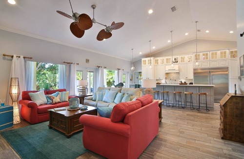 Bradenton House | Sandy Toes - Luxury Awaits! 2 Min Walk to Palma Sola Bay, 10 Min Drive to AMI