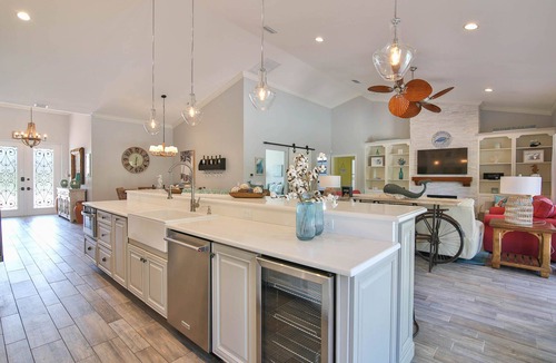 Bradenton House | Sandy Toes - Luxury Awaits! 2 Min Walk to Palma Sola Bay, 10 Min Drive to AMI