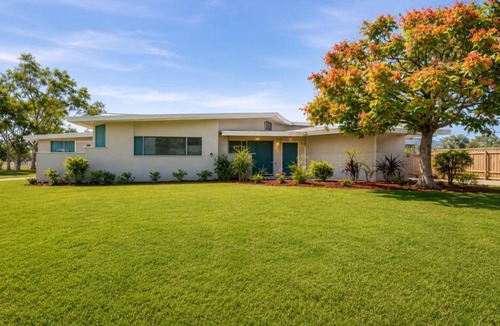 Whitfield House | Sarasota Family Stay Near Beach & SRQ Airport sleep 11