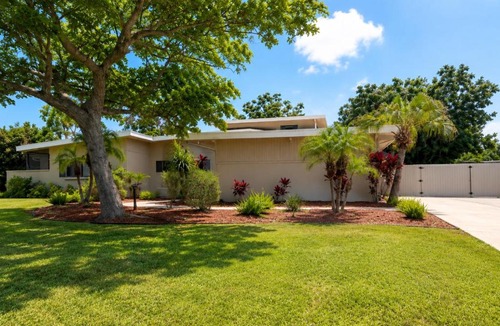 Whitfield House | Sarasota Family Stay Near Beach & SRQ Airport sleep 11
