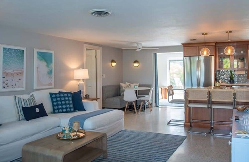 Gulf Gate Estates House | Sarasota Pool Home| Hot-tub| 2-miles to Siesta