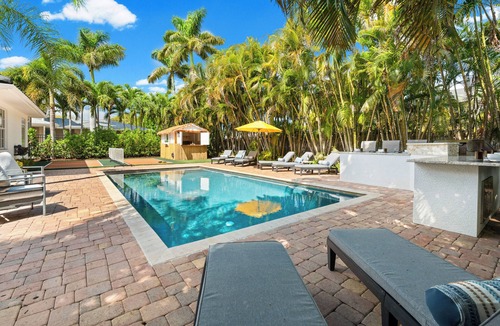 Whitfield House | Sarasota Retreat with Private Pool and Pickleball