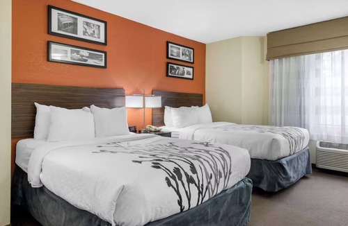 Bayou Oaks Hotel | Sarasota Room w/2 Double Beds Near The Ringling Museum – Just 0.6 Miles Away!