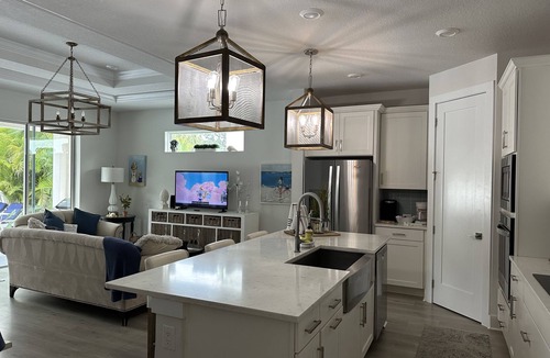 Alta Vista House | Sarasota's Shabby - Chic Retreat w Pool