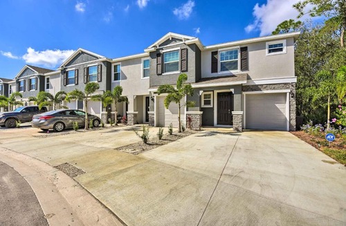 Braden River House | Sarasota Townhouse with Lanai about 10 Mi to Beach!
