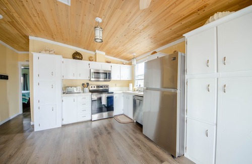 Cudjoe Key House | SAVE BIG $ JULY/AUG. WATERFRONT 4 BIKES & 2-2 PERSON KAYAKS. KING & QUEEN BEDS
