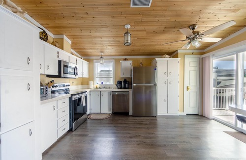 Cudjoe Key House | SAVE BIG $ JULY/AUG. WATERFRONT 4 BIKES & 2-2 PERSON KAYAKS. KING & QUEEN BEDS