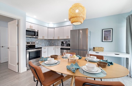 Siesta Key Village House | Sea Breeze - Pet Friendly, Located in Siesta Key Village, Steps to Siesta Key Beach!