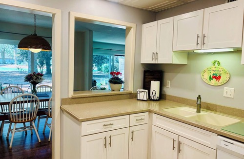 Sea Pines Villa | Sea Pines, Harbour Town golf course. Adjacent to 1st Green. Short walk to marina