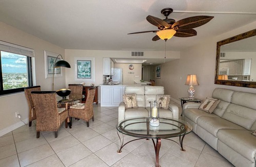Marco Island Condo | Sea Winds 1006: Outstanding View! Beach Front