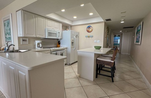 Marco Island Condo | Sea Winds 1006: Outstanding View! Beach Front
