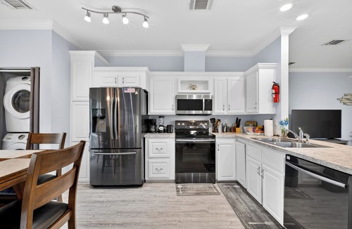 Stuart House | SEADREAM WITH LITE BREAKFAST, HOT TUBE, AND CANAL VIEW
