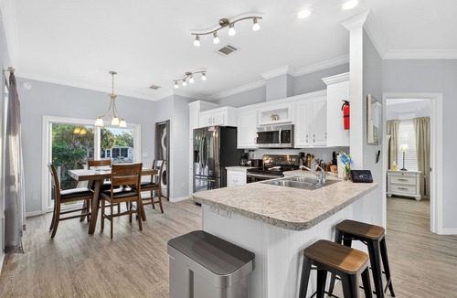 Stuart House | SEADREAM WITH LITE BREAKFAST, HOT TUBE, AND CANAL VIEW