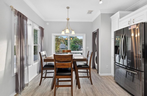 Stuart House | SEADREAM WITH LITE BREAKFAST, HOT TUBE, AND CANAL VIEW