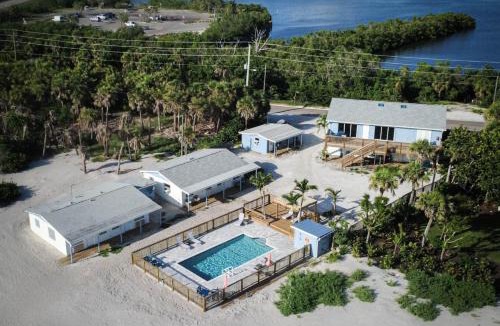 Englewood Hotel | Seafarer Beach Resort - Ocean View with a Pool on the Beach