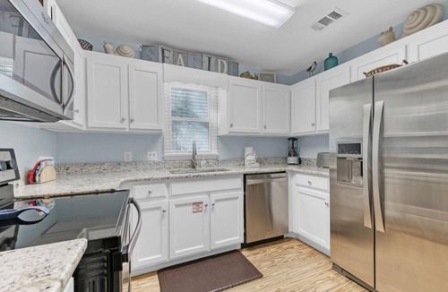 Seaside House | Seaside "Blue Clear Sky" | 2 BR | Bikes | Tower |Steps to Beach! | 🐶
