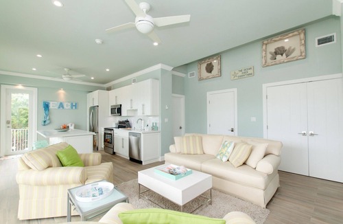Venetian Shores House | SEASONAL WATERFRONT RENTAL in Venetian Shores, Islamorada, Pool & New Dock