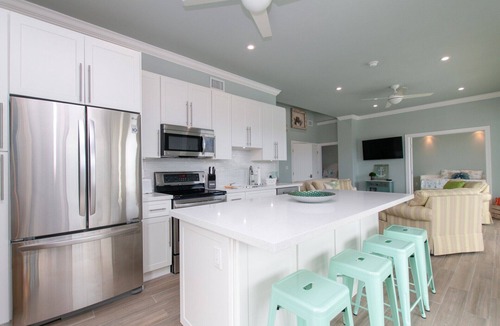 Venetian Shores House | SEASONAL WATERFRONT RENTAL in Venetian Shores, Islamorada, Pool & New Dock