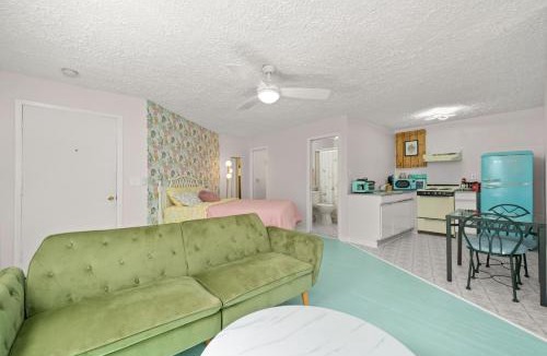 Sebring Apartment | Sebring Circle Studio Stay- Postcard Mural Views