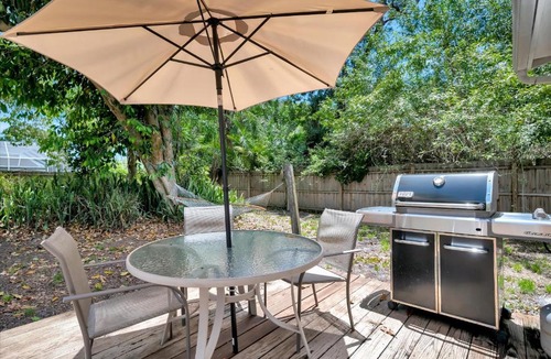 Sarasota Apartment | Secluded Cottage - Private BBQ Deck & Firepit