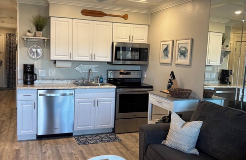 Folly Field Villa | Second Floor Ocean View- Steps from the Beach! 1 Bedroom villa in a gated Resort