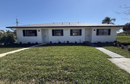 Golden Gate Villa | Semi-Attached House in Naples w/Huge Yard and Corner Lot