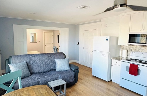 Pass-a-Grille Cottage | Serene 1-bedroom Cottage with Beach Access! "Where The Coast is Calling!"