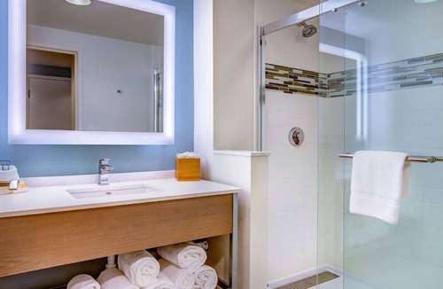 Braden River Hotel | Serene Lakefront Getaway Double Queen Gym & Pool