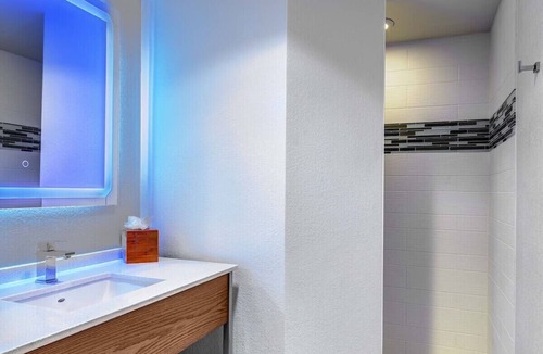 Braden River Hotel | Serene Lakefront Getaway Double Queen Gym & Pool
