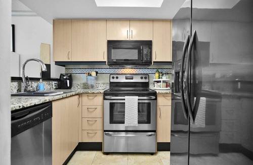 Coconut Grove Apartment | SF Bayshore Charm Free Parking