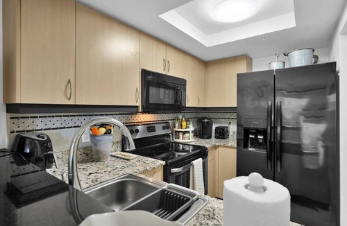 Coconut Grove Apartment | SF Bayshore Charm Free Parking
