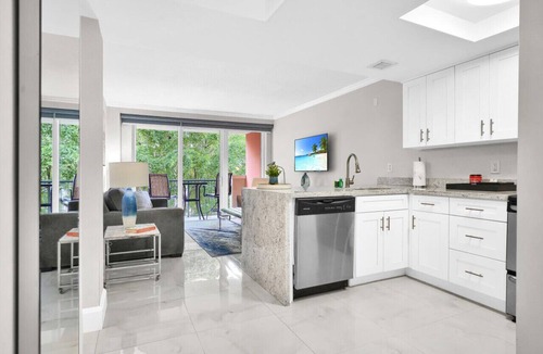 Coconut Grove Apartment | SF Palm Oasis Pool + Free Parking