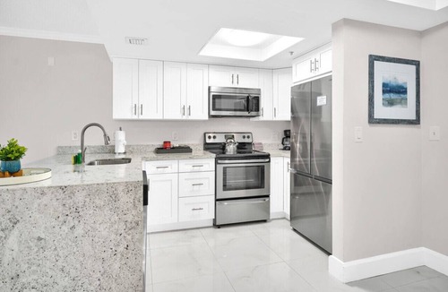 Coconut Grove Apartment | SF Palm Oasis Pool + Free Parking
